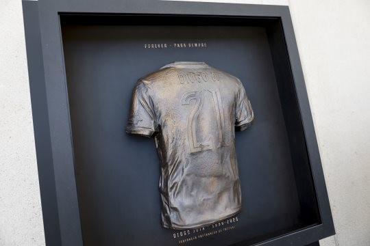 缅怀,葡萄牙足协为若塔和波尔图已故功勋若热-科斯塔立雕像