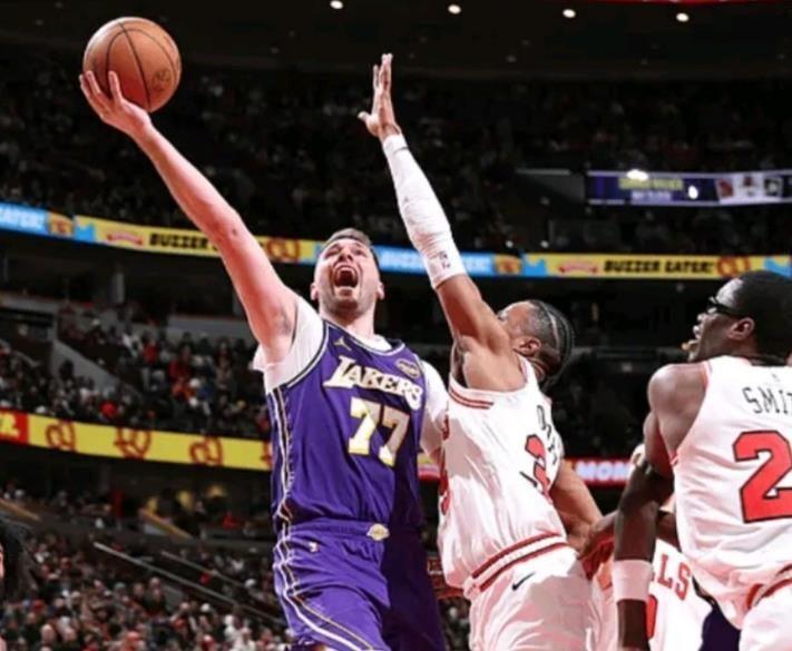 世预赛手机观看平台-东契奇8记三分轰46+11！单节20分迎生涯里程碑，湖人客场拿下公牛