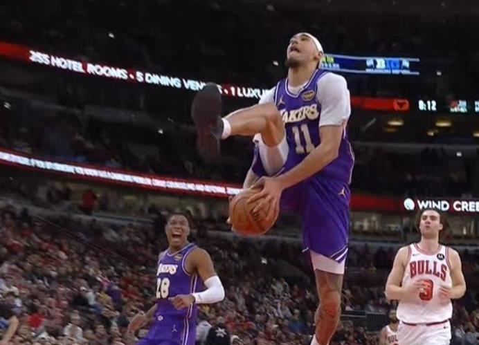 世预赛手机观看平台-东契奇8记三分轰46+11！单节20分迎生涯里程碑，湖人客场拿下公牛