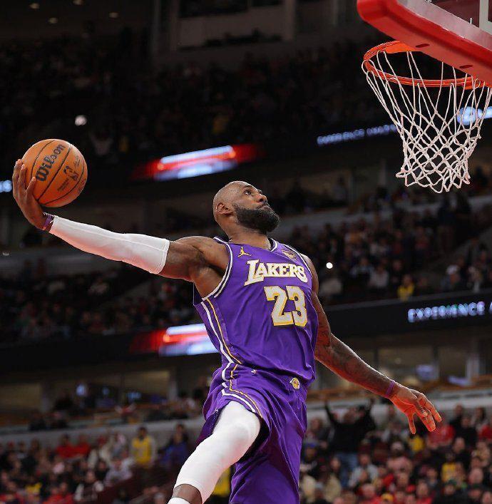 世预赛手机观看平台-东契奇8记三分轰46+11！单节20分迎生涯里程碑，湖人客场拿下公牛