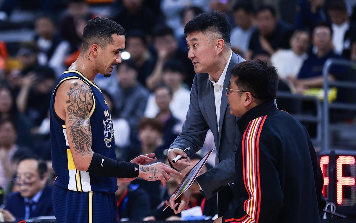 世预赛高清直播入口-周琦新帮手!2米13中锋签约北京,上海外援不敢嚣张,杜锋心凉了