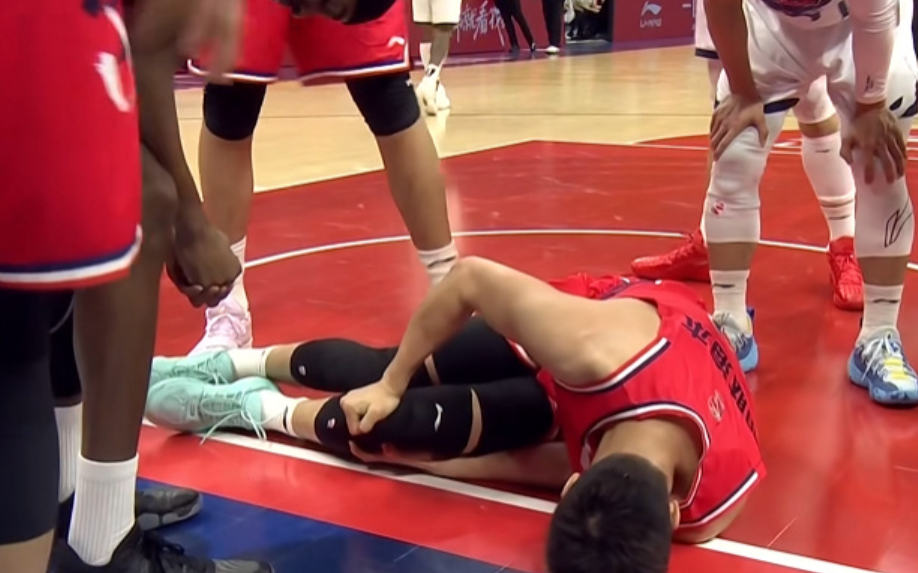 世预赛官网客户端-噩梦！郭艾伦突破过程遭遇膝盖伤势，倒地不起，并被担架抬出！