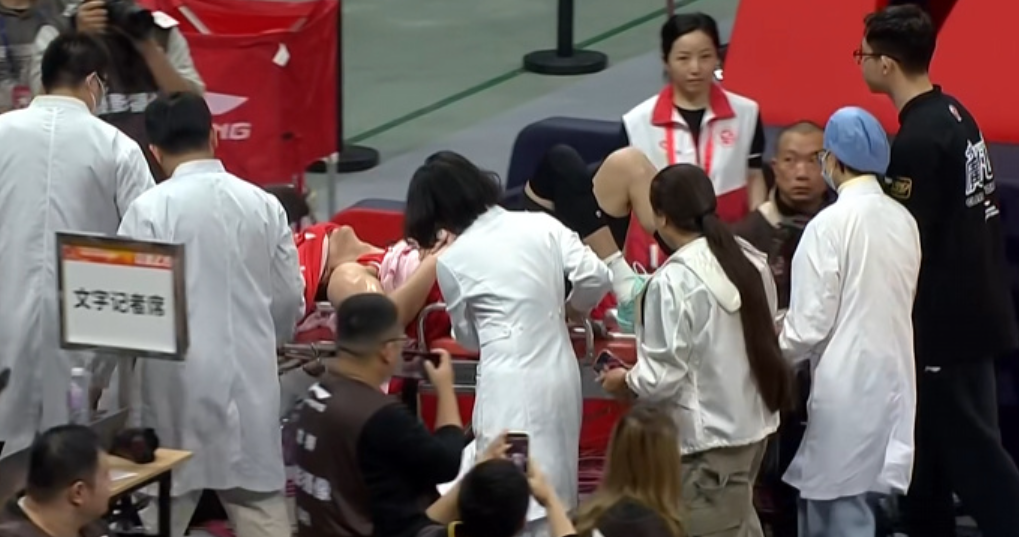 世预赛官网客户端-噩梦！郭艾伦突破过程遭遇膝盖伤势，倒地不起，并被担架抬出！