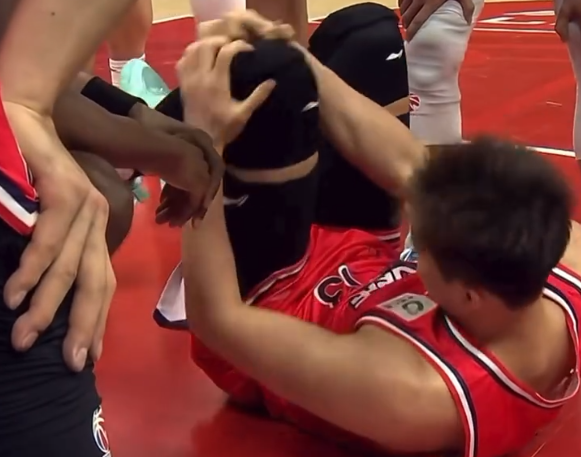 世预赛官网客户端-噩梦！郭艾伦突破过程遭遇膝盖伤势，倒地不起，并被担架抬出！