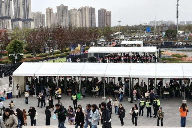 世界杯预选赛下载-近6万名观众来金牛观赛观演,五粮液文体中心迎来今年首个双馆同开